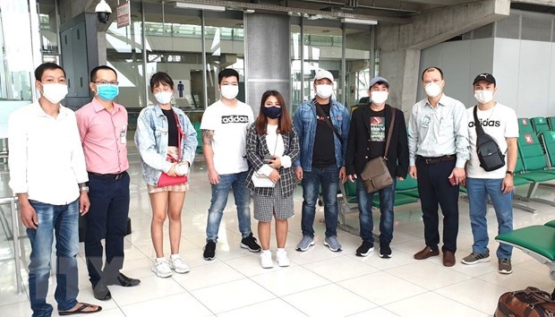 Nhóm công dân Việt Nam cùng cán bộ ĐSQ Việt Nam tại Bangkok