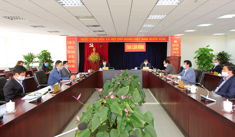 Thành phần tham dự Hội nghị tại điểm cầu Lâm Đồng đảm bảo đủ thành phần, đúng quy định khoảng cách an toàn và trang bị khẩu trang, nước sát khuẩn…