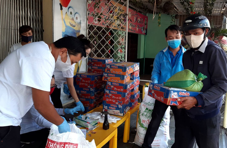 Trao tặng hơn 160 phần quà giúp hộ nghèo, người bán vé số