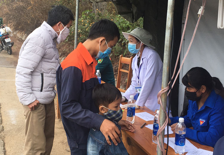 Lực lượng trực tại chốt kiểm soát phòng, chống dịch Covid-19 số 2 kiểm dịch y tế đối với người ra, vào địa phương