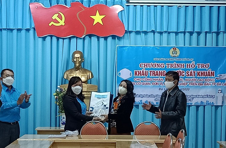 Trao tặng 1.000 khẩu trang; 200 chai nước sát khuẩn cho 10 Công đoàn cơ sở