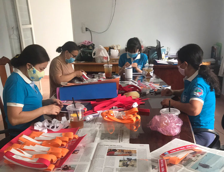Hơn 300 chiếc mặt nạ đơn giản chống tia bắn ủng hộ Trung tâm Y tế chống dịch