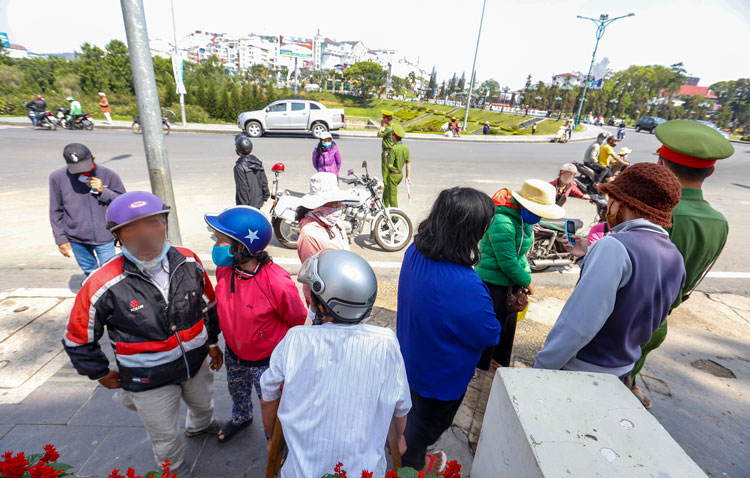 Nhắc nhở, tạm dừng 1 điểm phát quà từ thiện không tuân thủ quy định giãn cách