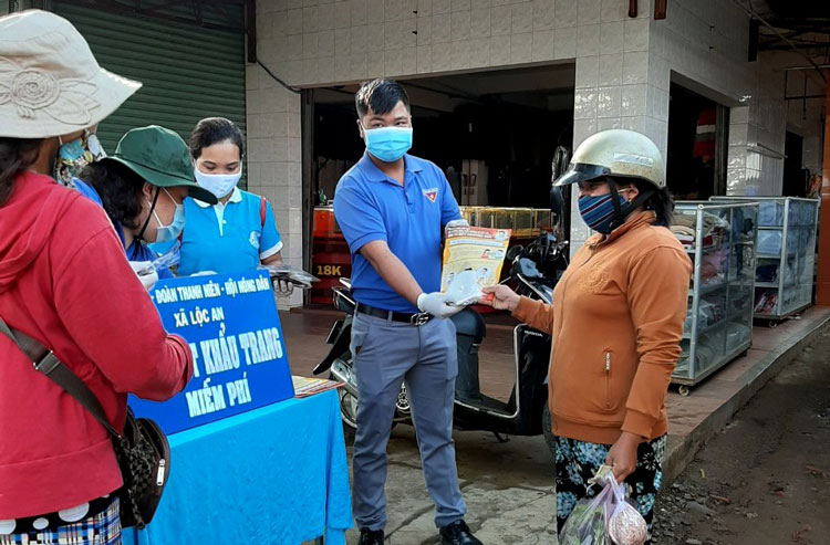 Đoàn Thanh niên xã Lộc An (Bảo Lâm) và Hội Nông dân xã tặng 2.000 khẩu trang cho người dân