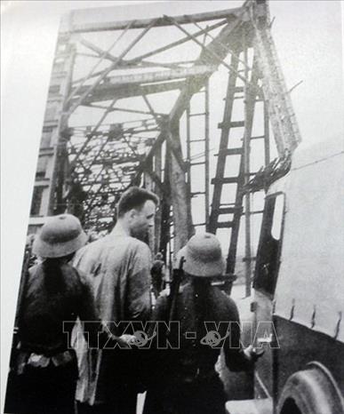Phi công Mỹ bị quân và dân Thanh Hóa bắt sống tại Hàm Rồng năm 1966