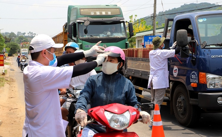 Quốc lộ 20 là tuyến đường “huyết mạch” nối Lâm Đồng với TP Hồ Chí Minh và các tỉnh Đông Nam Bộ và Miền Tây, với lượng xe cộ qua lại đông đúc khoảng 5.500 – 6.000 lượt phương tiện/ngày đêm. Do đó, các lực lượng làm nhiệm vụ giám sát, kiểm dịch tại chốt số 1 phải chia ca làm nhiệm vụ thường xuyên, liên tục (Ảnh – K.P)