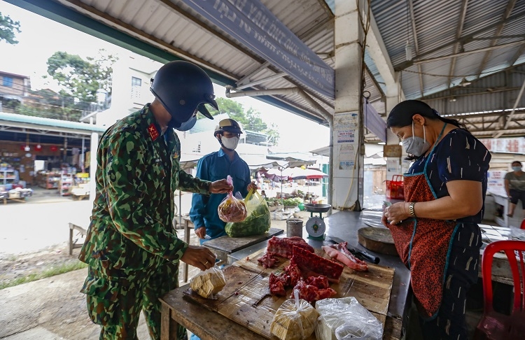 Đường đèo vắng vẻ, xa khu dân cư. Để tiện sinh hoạt cũng như thuận lợi phân ca trực 24/24 giờ, cán bộ, chiến sĩ thuộc các lực lượng chốt trực số 4 thuê căn nhà gỗ cấp 4 ven đường từ một người dân. Chúng tôi tới ghi nhận tại chốt kiểm dịch số 4 đúng lúc Đại uý Trương Hải Đăng, trợ lý quân báo Ban Chỉ huy Quân sự huyện Đức Trọng tạm phân công hai cán bộ khác trực chốt, còn mình và một chiến sĩ dân quân tự vệ ra chợ Ninh Loan cách đó 3 km mua ít thực phẩm về làm bữa cơm trưa cho anh em trong ca trực. Ảnh: C.T