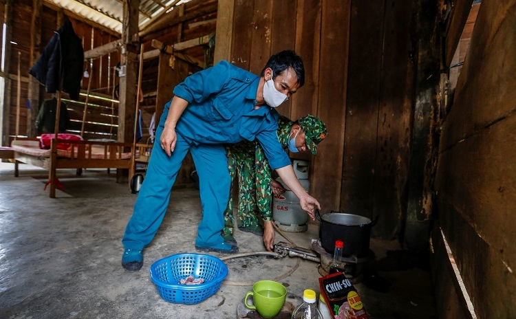Do chốt kiểm dịch nằm xa khu dân cư, nên các lực lượng làm nhiệm vụ tại chốt kiểm dịch số 4 phải ăn cơm ngay tại chốt trực trong căn nhà gỗ thuê bên đường Quốc lộ 28B để đảm bảo sinh hoạt và làm việc bất kể ngày đêm (Ảnh – C.THÀNH)