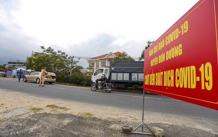 Còn tại chốt kiểm dịch số 3 trên Quốc lộ 27, thị trấn D’Ran (huyện Đơn Dương) giáp ranh với tỉnh Ninh Thuận qua đèo Sông Pha, lượng xe lưu thông qua chốt ngày 10/4 khoảng 500 lượt xe, ngày 9/4 lên tới 663 lượt xe. Có ca trực rơi vào giờ cao điểm, các lực lượng như cảnh sát giao thông, quân đội, dân quân tự vệ, cảnh sát cơ động, y tế phải huy động tới 10 người để tránh lượng xe dồn ứ khi đi qua trạm