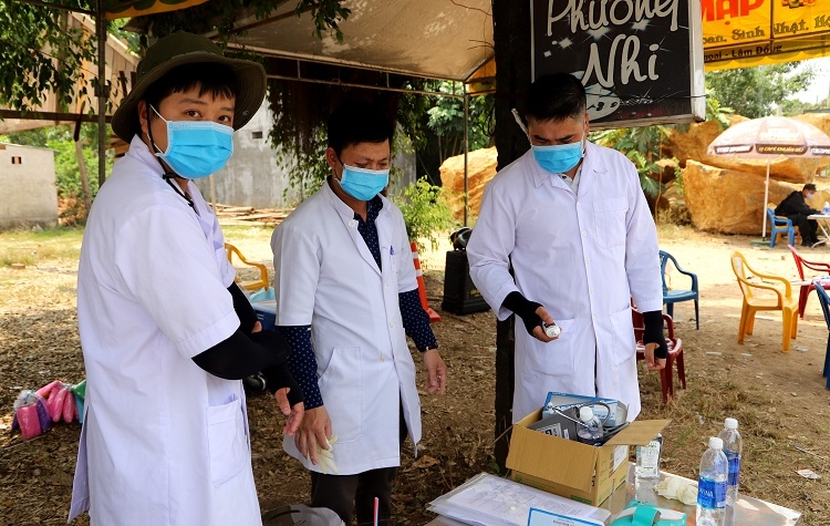 Việc giao ca giữa các lực lượng tại các chốt trực, đặc biệt là lực lượng y tế diễn ra nhanh chóng để đảm bảo không bỏ sót việc kiểm tra thân nhiệt người điều khiển phương tiện giao thông tại các cửa ngõ vào Lâm Đồng. Ảnh: K.P