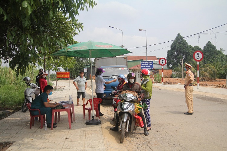 Tương tự các chốt kiểm dịch khác, việc kiểm tra y tế đối với người điều khiển phương tiện giao thông luôn là nhiệm vụ quan trọng hàng đầu tại chốt kiểm dịch số 8 (thị trấn Phước Cát, huyện Cát Tiên). Tại đây, trung bình 24 giờ, lực lượng chức năng tiến hành giám sát, kiểm tra y tế đối với 500 – 600 lượt người trên các phương tiện giao thông. Ảnh: K.P