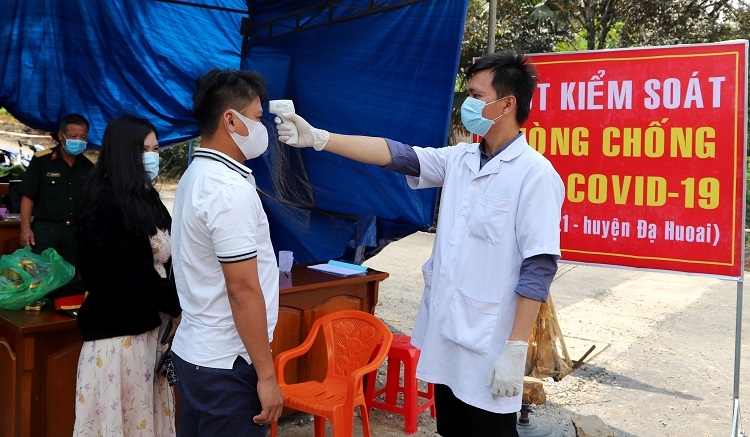 Nhằm đảm bảo công tác phòng, chống dịch bệnh Covid-19, sự phối hợp giữa các lực lượng làm nhiệm vụ tại chốt kiểm dịch số 7 trên Tỉnh lộ 721 xã Đoàn Kết (huyện Đạ Huoai) giáp tỉnh Bình Thuận luôn được triển khai nhịp nhàng từ hiệu lệnh dừng xe đến việc đo thân nhiệt