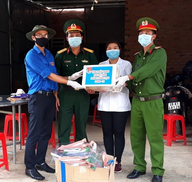 Nhằm “tiếp lửa” cho các lực lượng làm nhiệm vụ tại chốt số 6, Huyện Đoàn Bảo Lâm đã trao tặng khẩu trang và hơn 50 nón kính. Đây là món quà ý nghĩa giúp các lực lượng giảm bớt rủi ro khi làm nhiệm vụ giám sát, kiểm tra y tế tại chốt kiểm dịch Covid-19