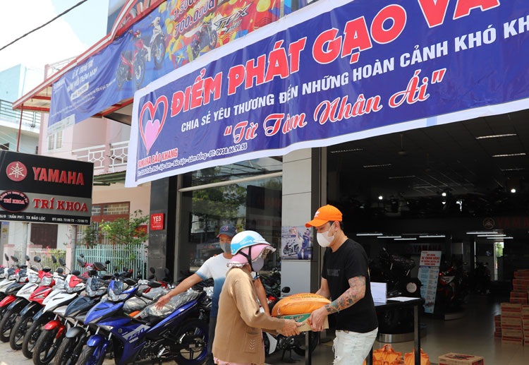 Gần 800 phần quà tiếp tục đến với người nghèo, người bán vé số