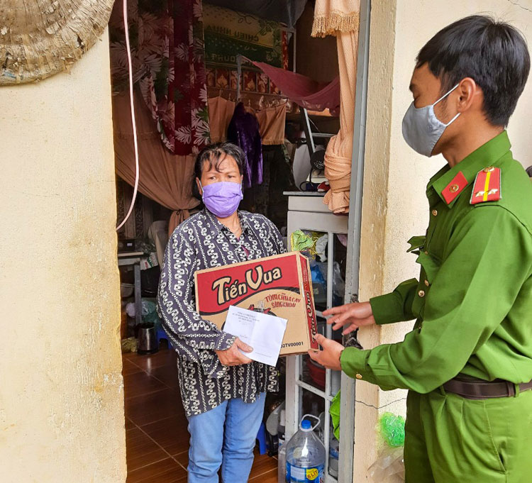 Tới tận phòng trọ tặng quà cho người nghèo bị ảnh hưởng bởi đại dịch