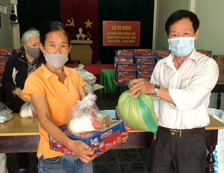 Người nghèo đến nhận quà tại Tổ dân phố 4 (Phường 2, TP Bảo Lộc)