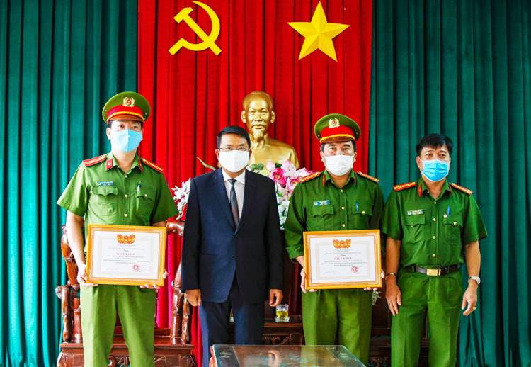 Khen thưởng 2 tập thể vì thành tích phá án ma tuý tại Đà Lạt