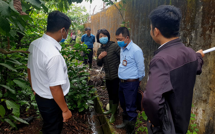 Cơ quan chức năng kiểm tra thực tế hệ thống xử lý chất thải tại trại heo Trường CĐ Công nghệ và Kinh tế Bảo Lộc