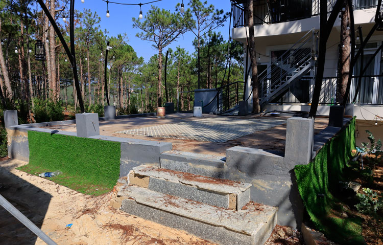 Một công trình không phép khác tại dự án đã được chủ đầu tư tự khắc phục, nhưng chưa triệt để