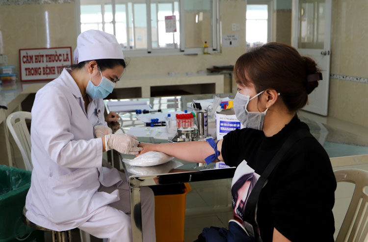 Người hiến máu tình nguyện được kiểm tra thân nhiệt, khai báo y tế và làm xét nghiệm trước khi hiến máu