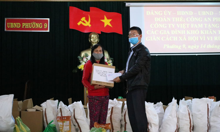 Hỗ trợ 230 phần quà cho người bị ảnh hưởng do dịch Covid-19
