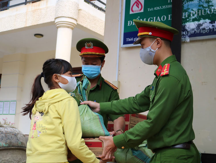 Công an phường 9 hỗ trợ 17 suất quà cho người dân