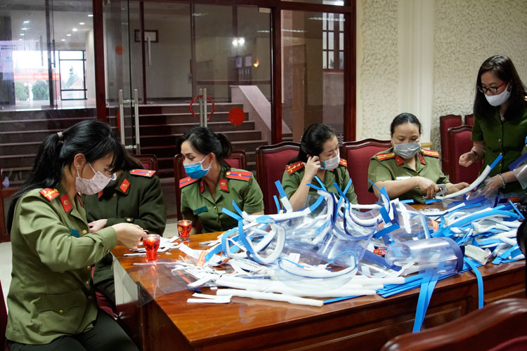 Phụ nữ Công an tỉnh làm 300 chiếc mặt nạ ngăn giọt bắn tặng các chốt kiểm soát dịch Covid-19