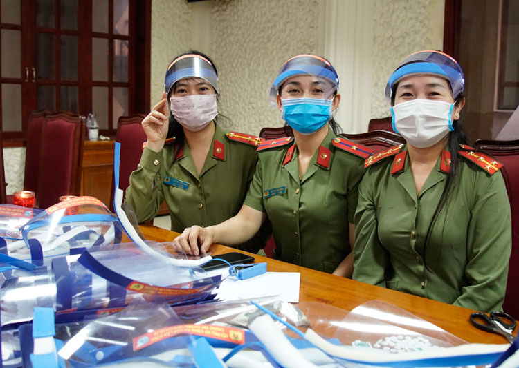 Sản phẩm hoàn thành được các chị được gắn thêm dòng chữ cổ vũ phòng chống dịch