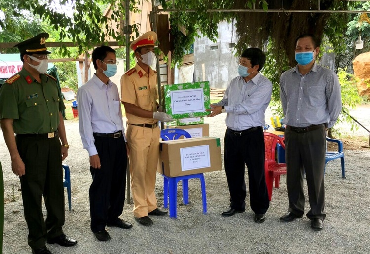 Chủ tịch UBND tỉnh Lâm Đồng Đoàn Văn Việt trao quà, động viên các lực lượng làm nhiệm vụ tại chốt trực số 1