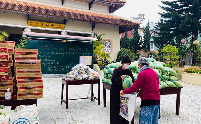 Các cơ sở Phật giáo trao hàng ngàn suất quà cho người khó khăn do ảnh hưởng dịch Covid-19