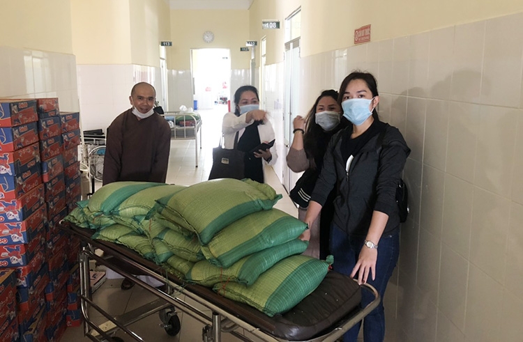 Một số hình ảnh từ thiện của các chùa trong tỉnh chung tay phòng chống dịch Covid-19