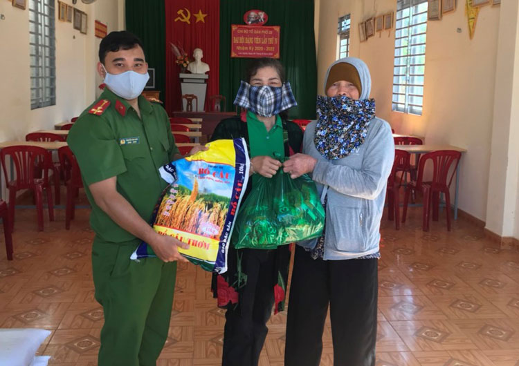 Nhiều phần quà tiếp tục đến với người có hoàn cảnh khó khăn