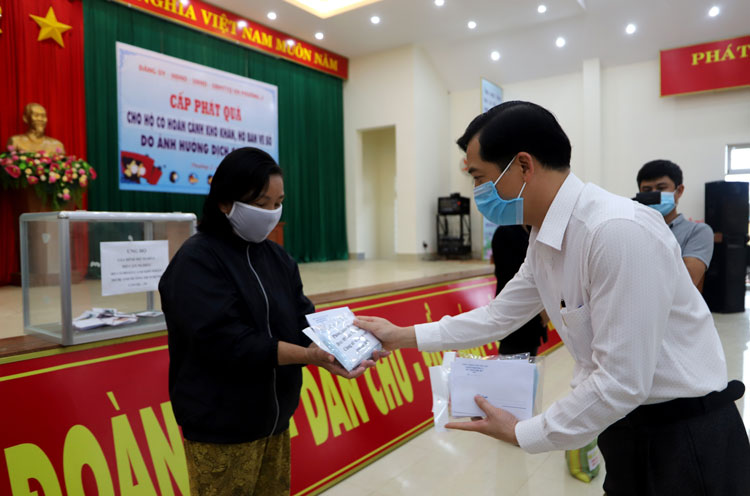 UBND Phường 2 (TP Bảo Lộc) trao tặng quà cho các hoàn cảnh khó khăn