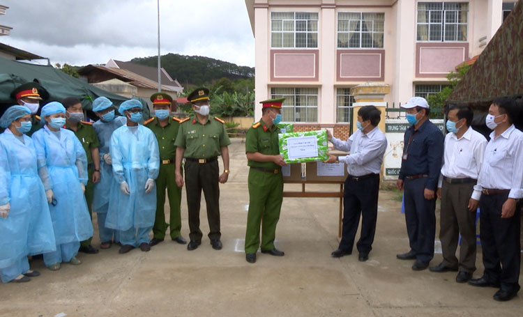 Chủ tịch UBND tỉnh Lâm Đồng Đoàn Văn Việt tặng quà các lực lượng làm nhiệm vụ tại chốt trực Eo Gió