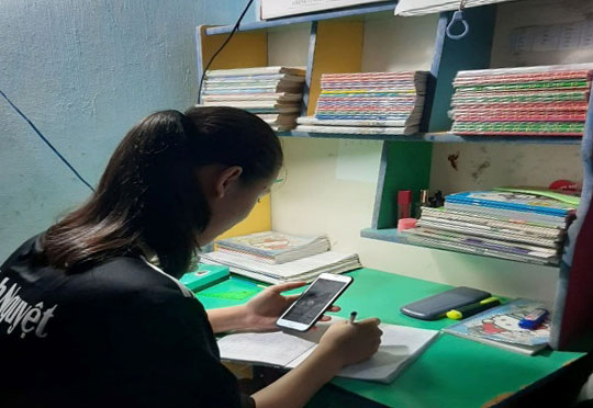 Tạm dừng đến trường nhưng không dừng học
