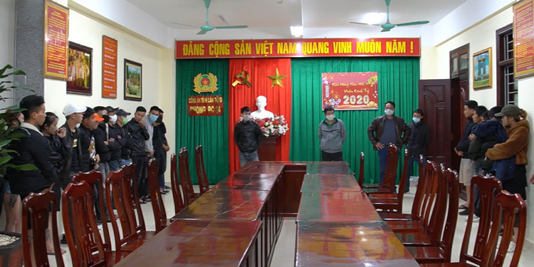 Các đối tượng được đưa về cơ quan công an tiếp tục điều tra làm rõ hành vi tàng trữ và sử dụng ma túy