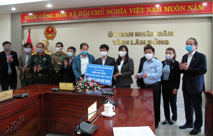Ủy ban MTTQ Việt Nam tỉnh Lâm Đồng trao số tiền 2 tỷ đồng (đợt 1) Quỹ phòng chống dịch Covid-19 cho Ban Chỉ đạo phòng chống dịch Covid-19 tỉnh Lâm Đồng