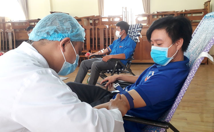 Các tình nguyên viên tham gia hiến máu tình nguyện vào sáng 17/4