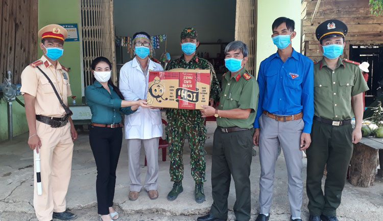 Thăm, động viên lực lượng làm nhiệm vụ tại chốt kiểm tra liên ngành phòng chống dịch bệnh Covid-19