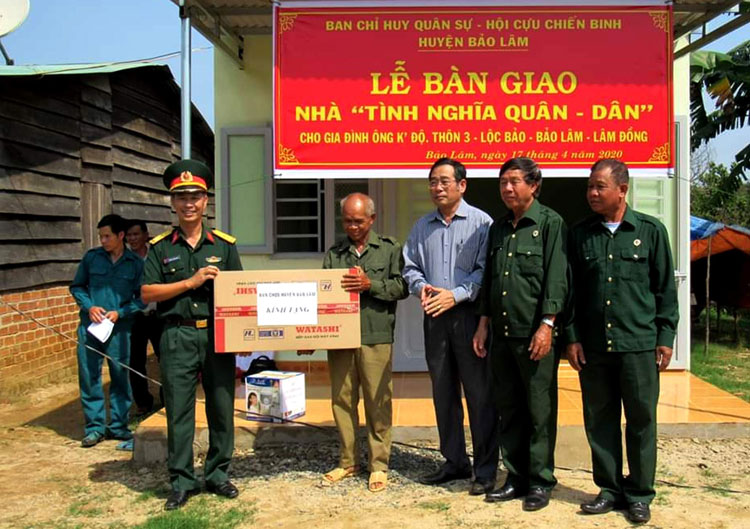 Bàn giao nhà Tình nghĩa quân - dân cho bệnh binh nghèo
