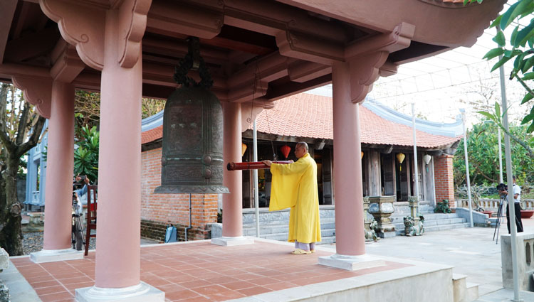 Tiếng chuông chùa vang vọng giữa trùng khơi