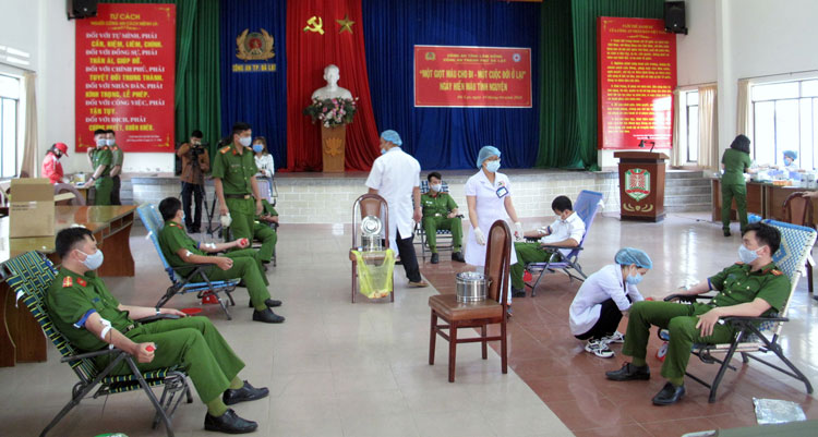 Cán bộ, chiến sĩ Công an TP Đà Lạt, Công an tỉnh và đoàn viên, thanh niên TP Đà Lạt tham gia hiến máu tình nguyện