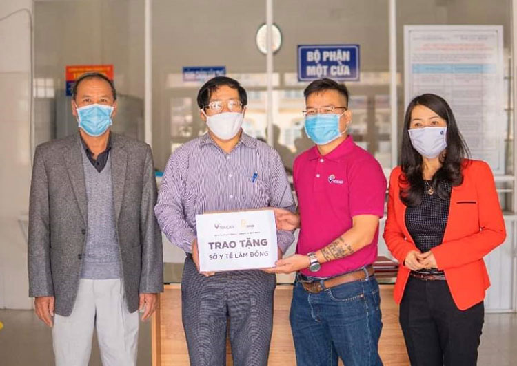Tặng 500 dụng cụ bảo vệ tai khi đeo khẩu trang cho lực lượng y tế tuyến đầu chống dịch Covid-19