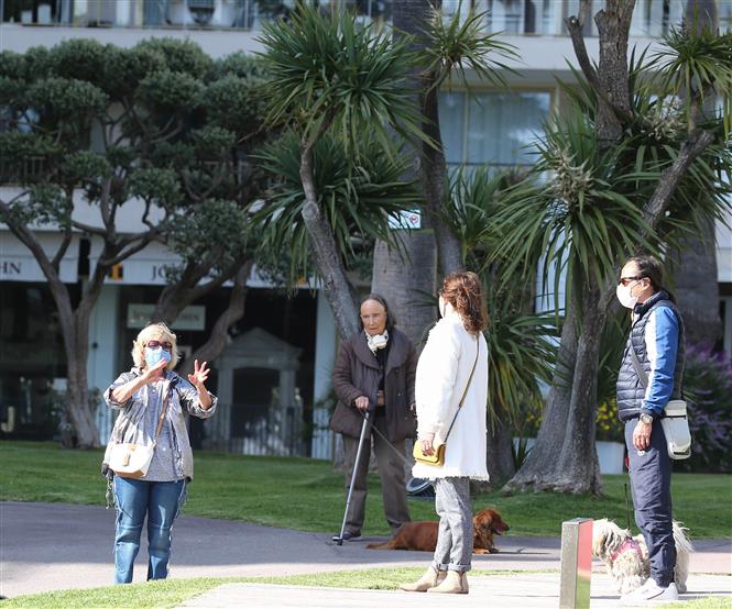 Người dân đeo khẩu trang phòng lây nhiễm COVID-19 tại Cannes, Pháp ngày 18/4/2020