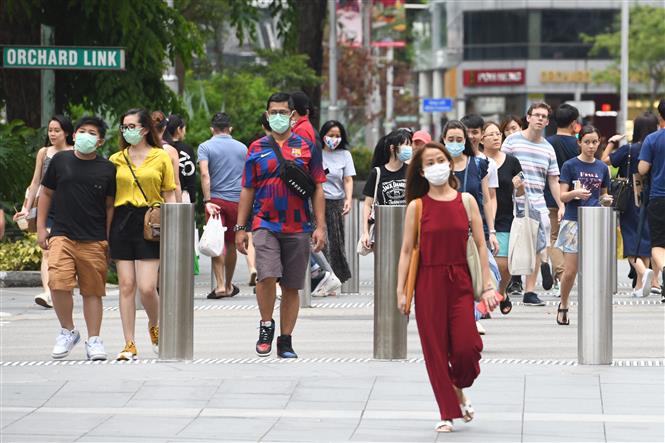 Người dân đeo khẩu trang nhằm ngăn chặn sự lây lan của dịch COVID-19 tại Singapore ngày 5/4/2020