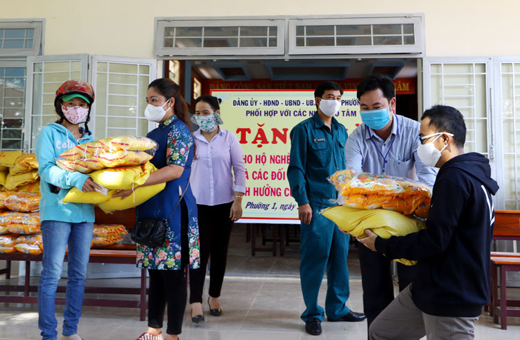 Hơn 1.000 phần quà tiếp tục đến với người nghèo bị ảnh hưởng dịch Covid-19