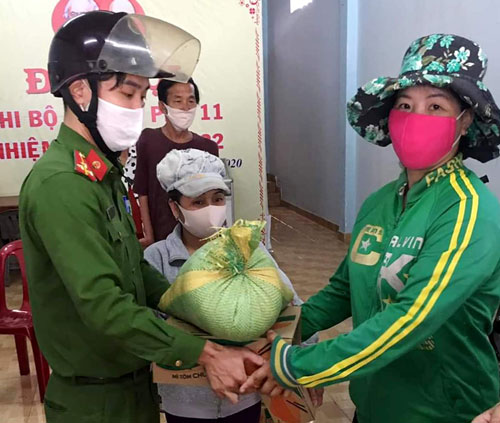 Công an Phường 1 và Đoàn Thanh niên Phường tặng quà cho các hoàn cảnh khó khăn