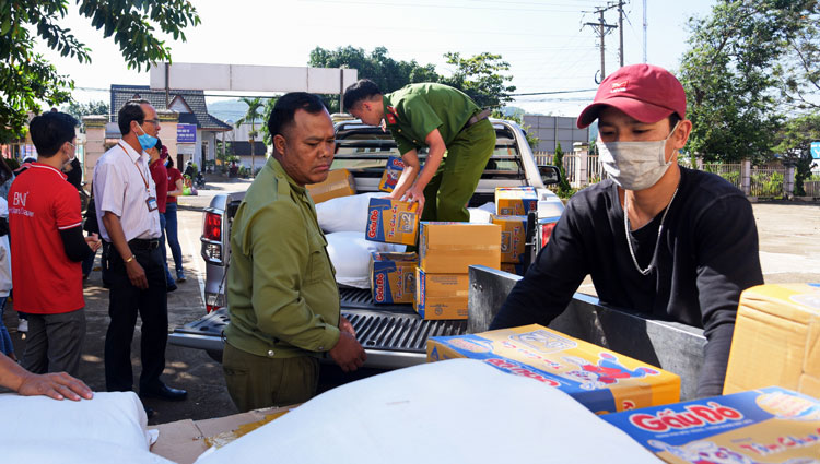 BNI Lâm Đồng trao quà cho người nghèo xã Tà Nung