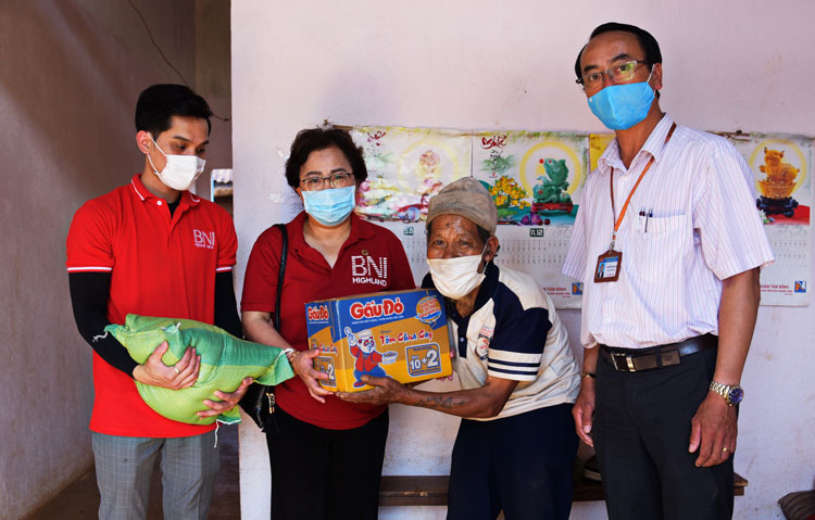 Đại diện UBND xã Tà Nung cùng đại diện BNI lâm Đồng chia sẻ những phần quà đến người dân nghèo của xã
