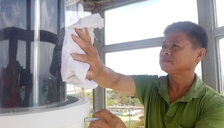 “Lính nhà đèn” Trường Sa Lớn vệ sinh thiết bị khỏi nước muối mặn và gió biển bào mòn